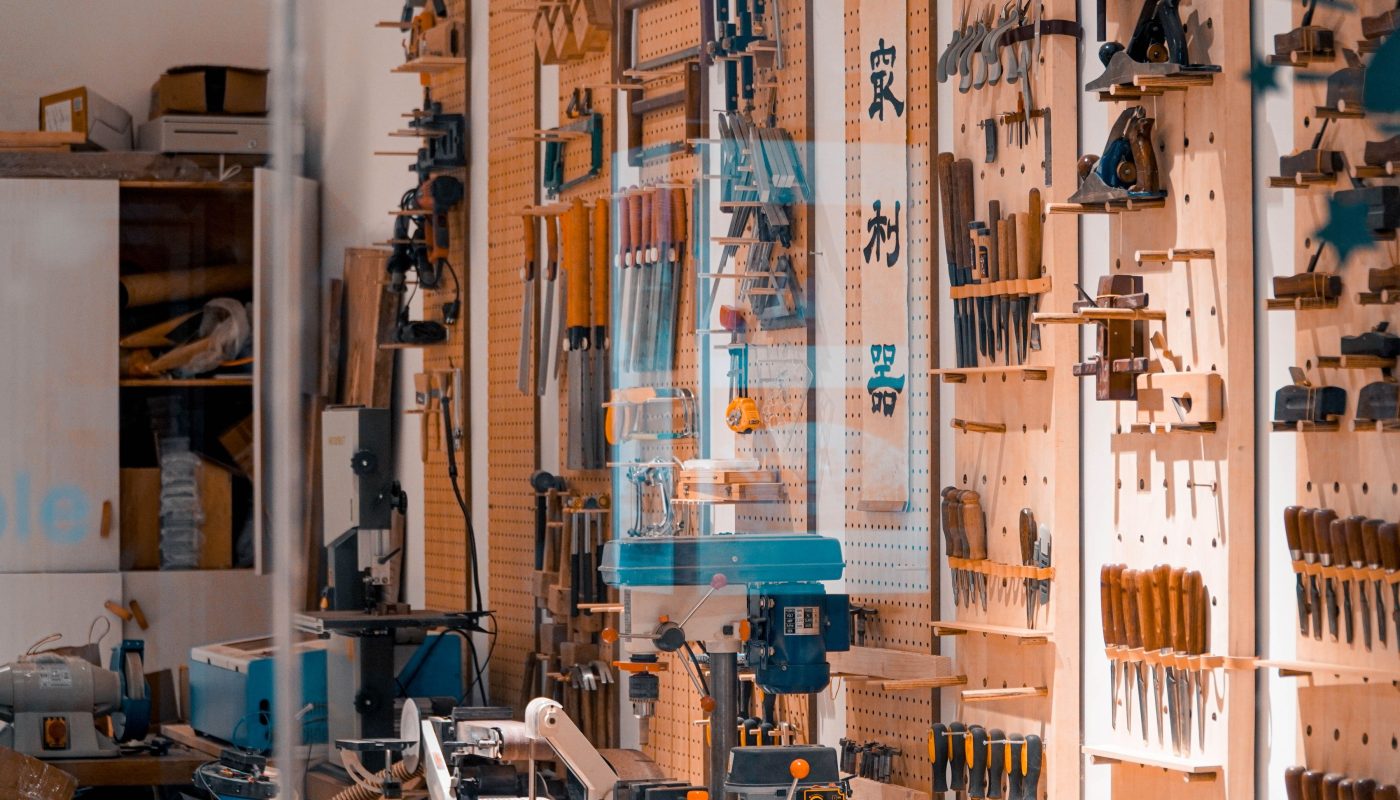 Ordentlich sortierte Handwerkzeuge an einer Werkstattwand